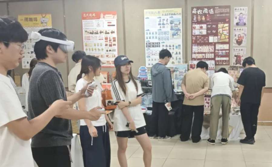 河南开封科技传媒学院用PICO开启防艾科普新体验