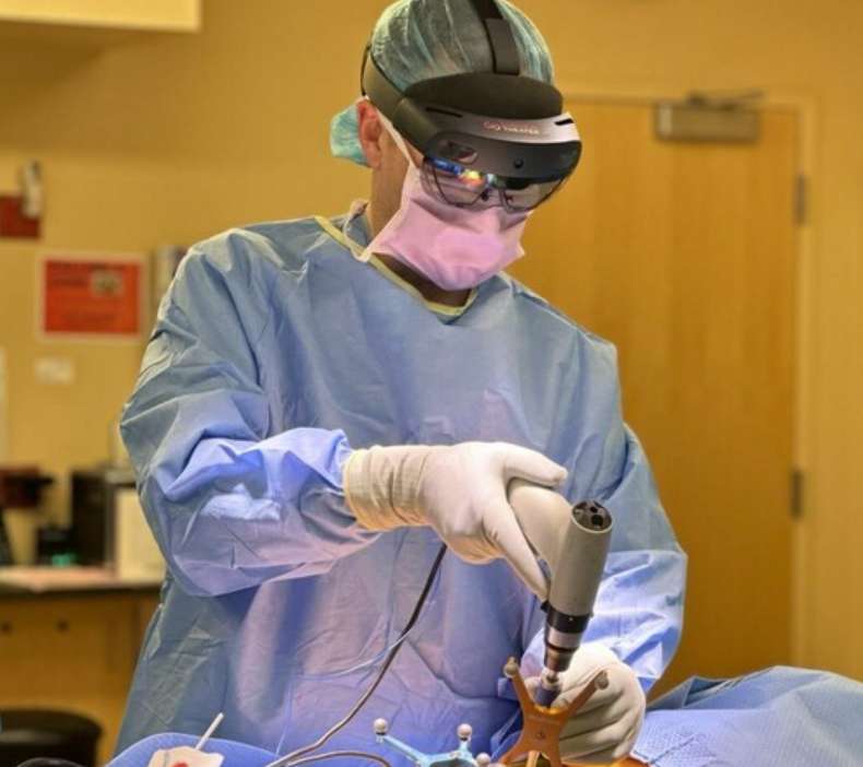 美国骨科OrthoIndy宣布外科手术引入HoloLens平台Surgical Theater SyncAR Spine