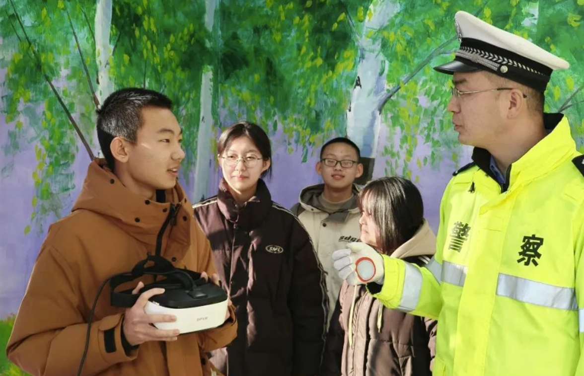 哈巴河县交警用大朋VR头显为高中学生进行交通安全教育