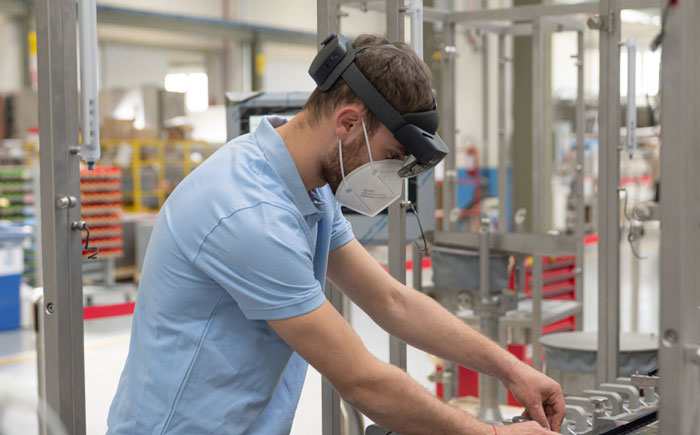 IMA用HoloLens 2 + Dynamics 365为全球工厂提供远程维护支持，节省差旅、时间成本