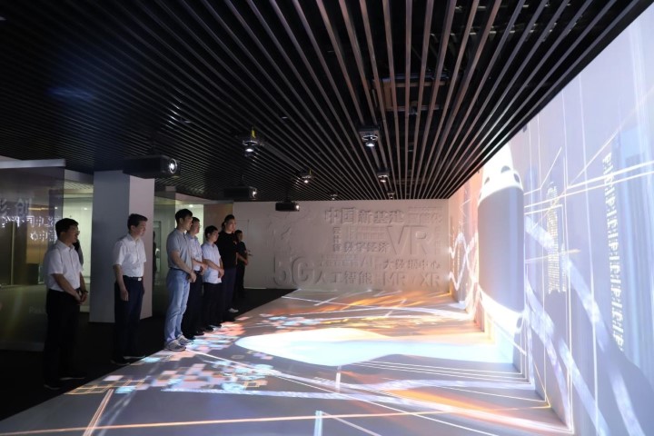 南昌市委副书记、市长万广明一行莅临红谷滩区·高通中国·影创联合创新中心视察调研发展情况