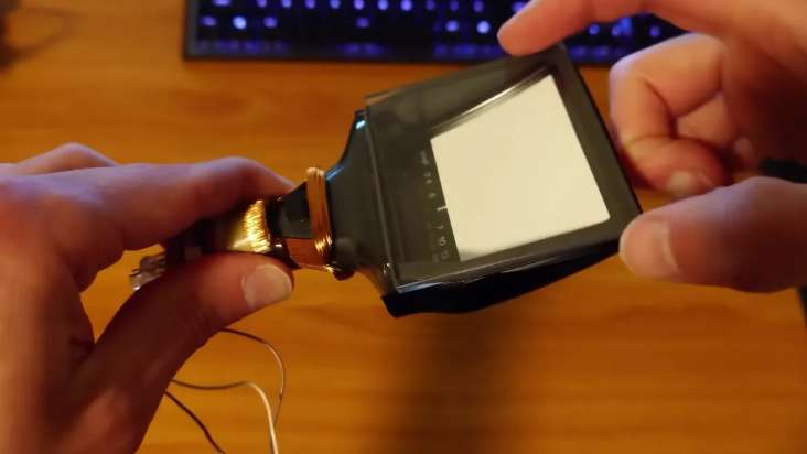 达人利用索尼“随身看”中的CRT打造个性黑白VR头显