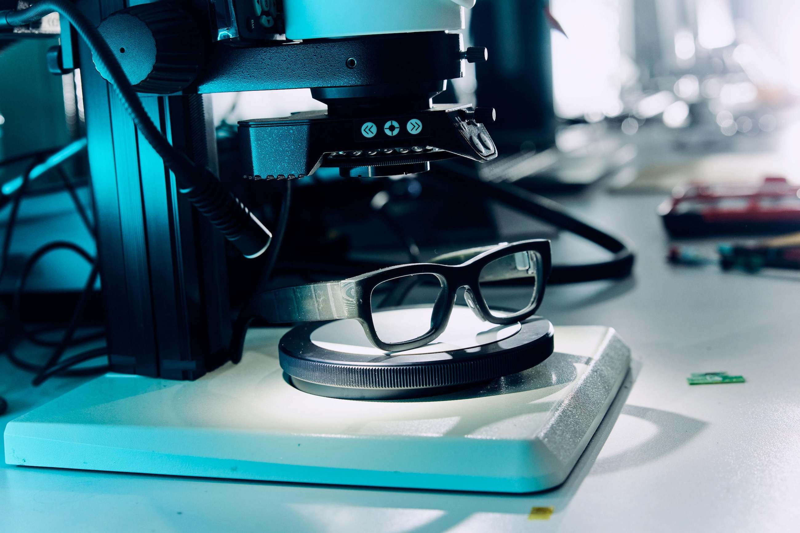 AREssilorLuxottica智能眼镜实验室细节公布：团队超百人，聚焦于眼动、光学等技术