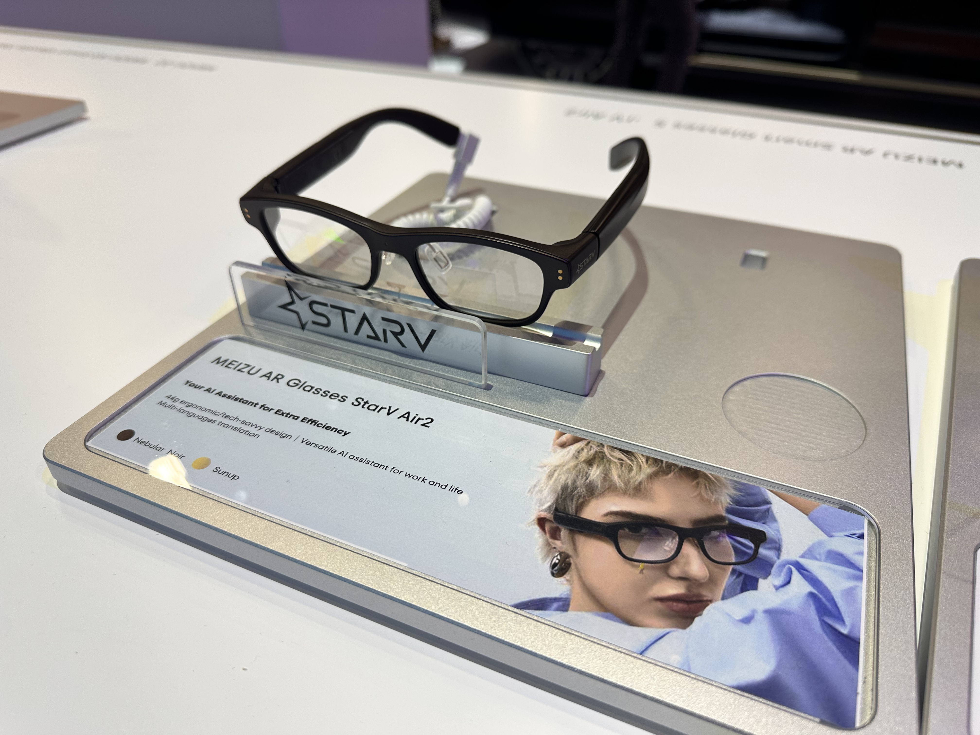 CES2026【CES2026】吉利汽车展台展示星纪魅族StarV Air2和StarV Snap