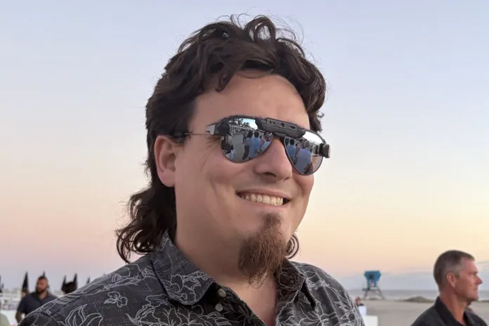 最新资讯前Oculus创始人Luckey晒自研超轻量AR眼镜，配备广视场角双目全彩显示