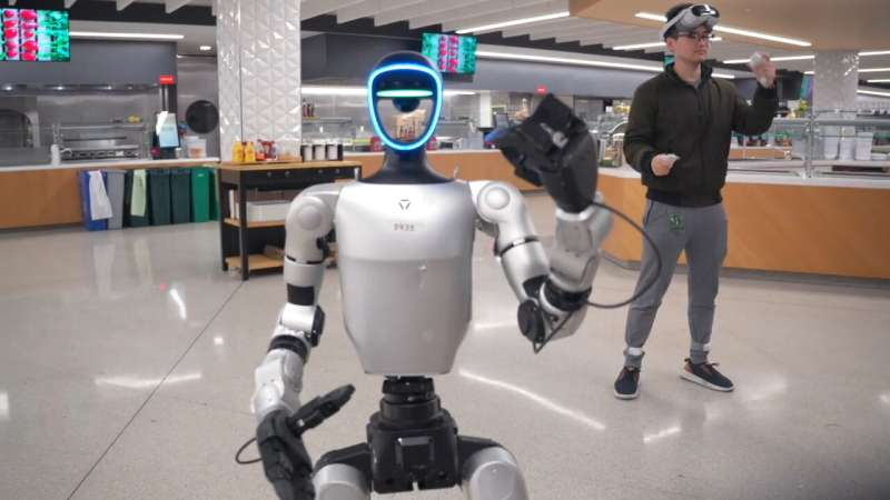 最新资讯英伟达SONIC模型支持VR遥操作驱动人形机器人，无需重新训练