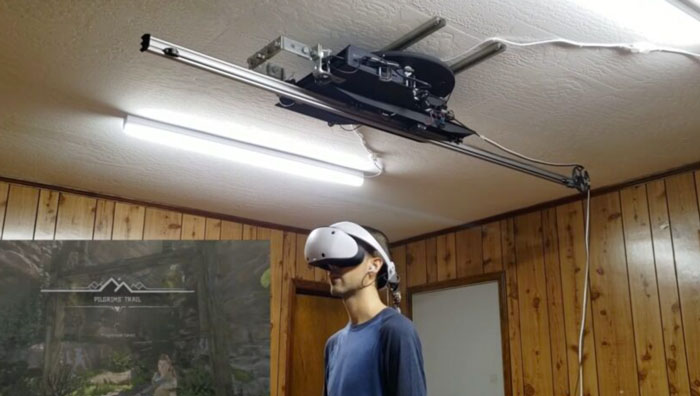PSVR 2线缆烦人？达人自制可伸缩转向的天花板吊机