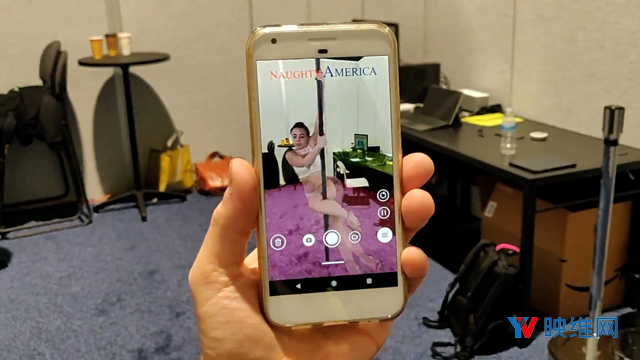 Naughty America用体三维技术带来AR钢管舞表演