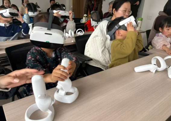 用PICO头显“星际穿越”，西安雁塔区图书馆带少年儿童探秘苍穹