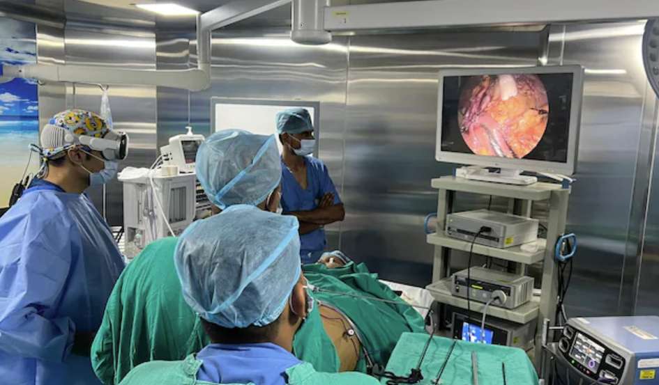 印度外科医生利用Vision Pro进行现场减肥手术