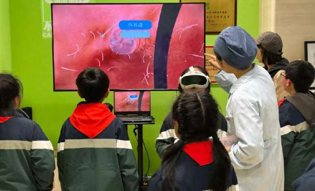 浦江镇医教结合开课，学生用PICO身临其境探索耳鼻喉奥秘