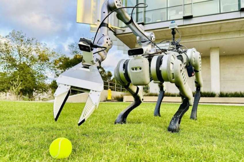 美国加州大学利用VR训练机器狗执行任务
