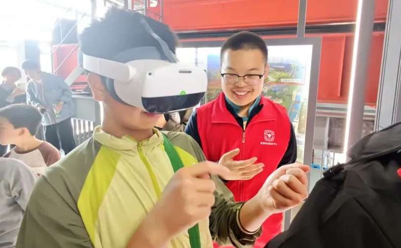 浙大城市学院学生用PICO头显为小朋友开展水利科普