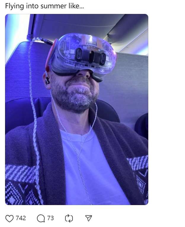 Meta CTO分享员工专用版Quest 3，前盖透明，可一览电子元器件