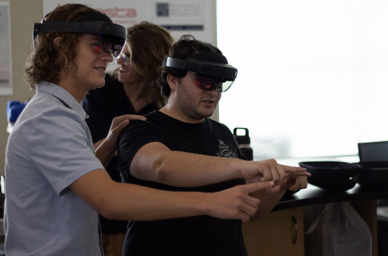 NASA工程师用HoloLens 2帮助学生亲临太阳系探索宇宙魅力