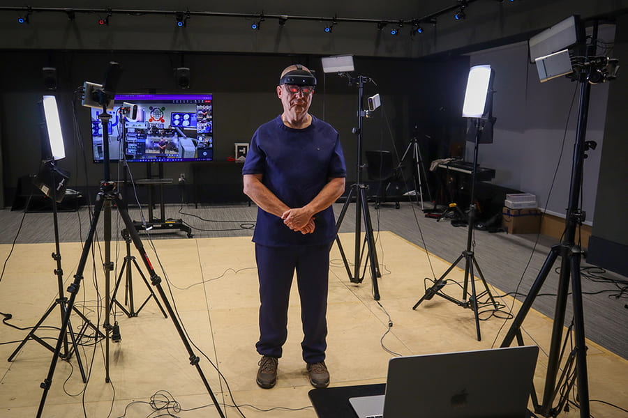 美国外科医生用HoloLens 2远程指导巴西医生对婴儿大脑模型进行精细手术