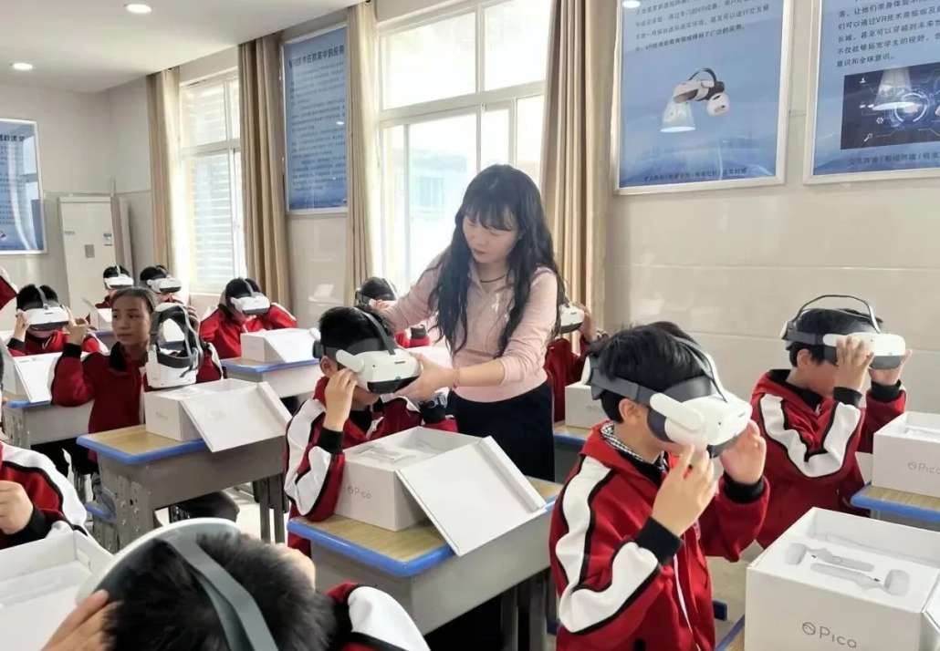 十堰经开区龙门小学用PICO头显开展VR爱国主义教育实践