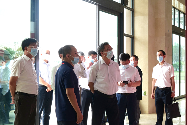 青岛市委常委、副市长薛庆国带领市财政局局长等市领导一行 莅临青岛影创展开视察工作