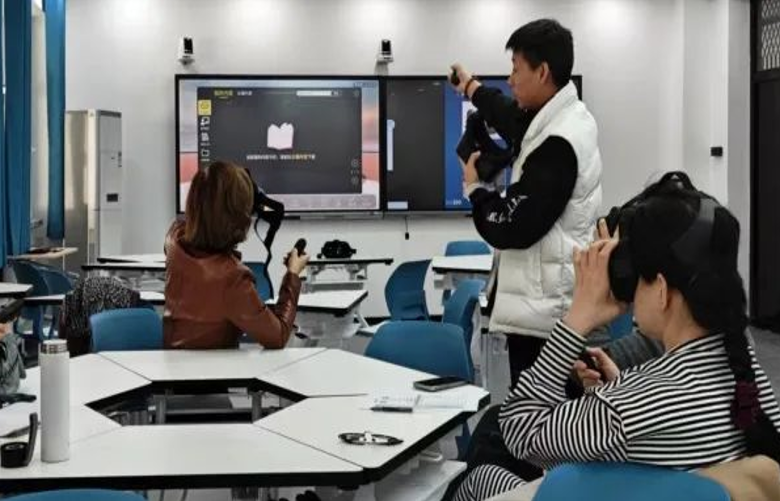 萌科科技&大朋VR共同打造VR思政教室