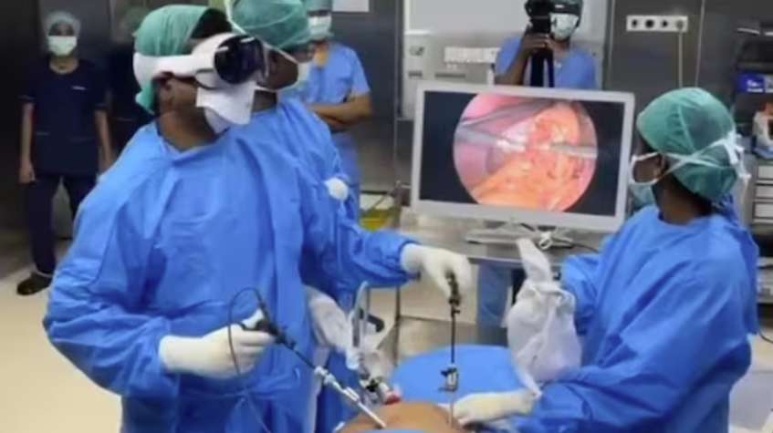印度GEM Hospital外科医生用Vision Pro进行腹腔镜手术