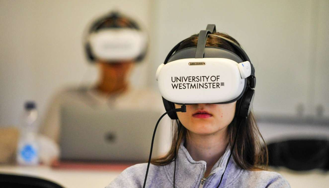 英国威斯敏斯特大学用PICO头显培训管理和市场营销专业学生