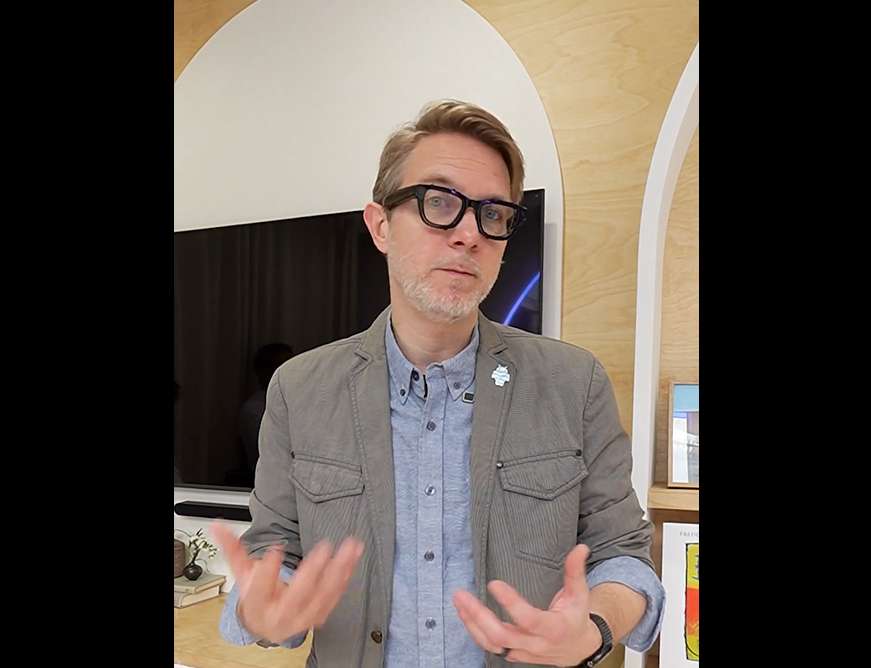 谷歌演示Android XR眼镜原型：看一眼海报就能获得导航