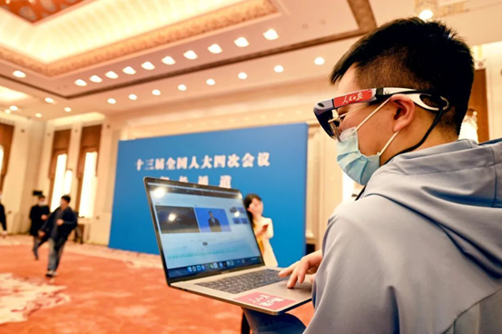 Rokid Vision 2亮相两会，成为人民日报记者“智能采访”助手