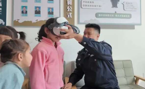 新疆阿勒泰公安用PICO头显开展禁毒宣传