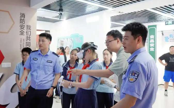 沉浸式反诈课堂亮相上海杨浦，学生戴上PICO头显识破“杀猪盘”