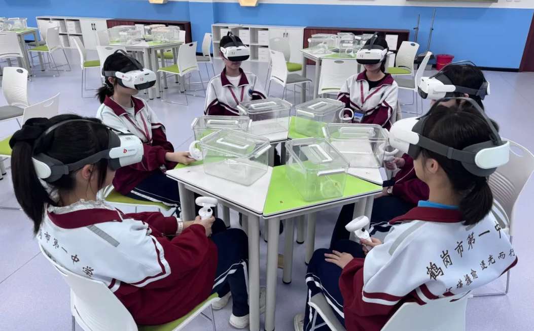 鹤岗一中学生会走进VR实验室，用PICO头显体验沉浸式教学