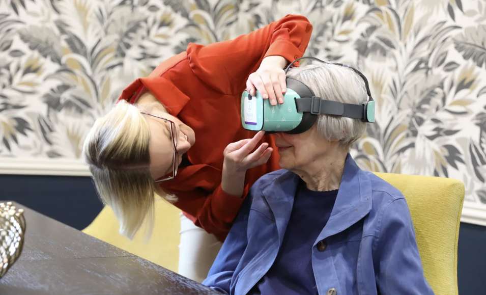 85岁老人用PICO VR头显回到童年德国的家