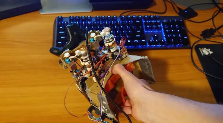 达人利用索尼“随身看”中的CRT打造个性黑白VR头显