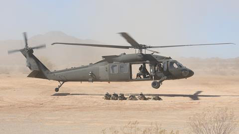美国陆军戴AR作战系统IVAS执行UH-60黑鹰直升机任务