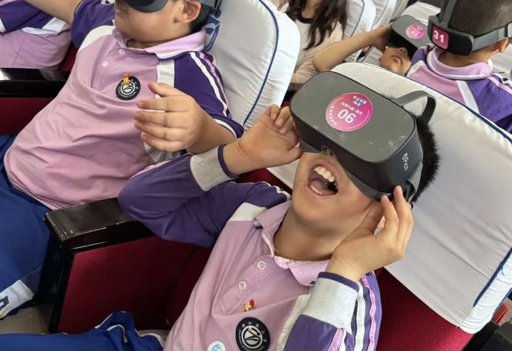 戴上PICO直冲云霄，天津小学生在VR里登陆月球与火星